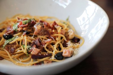 Ahşap arka planda kurutulmuş Chili ve pastırmalı spagetti.