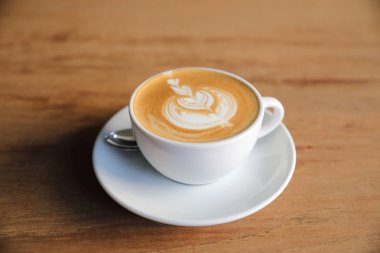 cappuccino veya Latte sanat kahve süt ahşap masa üzerinde yapılan 