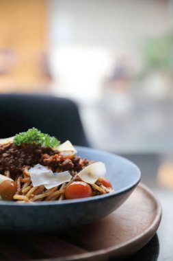 Spagetti Bolognese kıyma ve domates sosu ile süslenmiş 