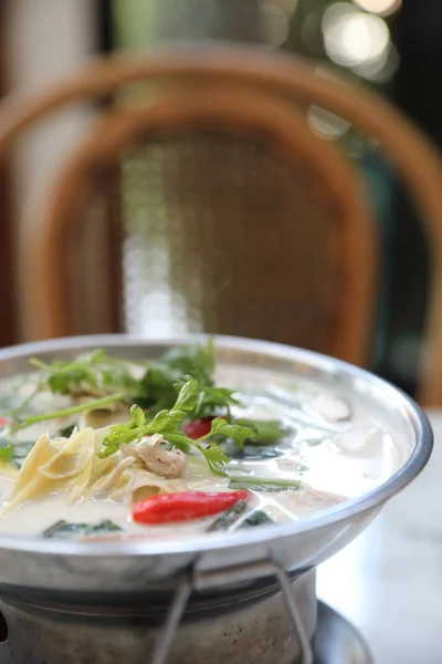 Sopa de coco de pollo, comida local tailandesa tradicional —  Fotos de Stock