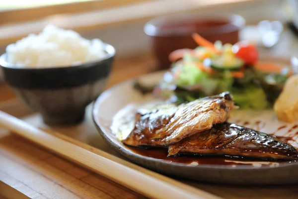 Calabaza de pescado teriyaki con sopa de arroz y ensalada en el fondo de madera. , —  Fotos de Stock