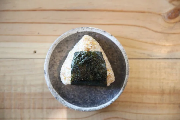 Onigiri em fundo de madeira comida japonesa local — Fotografia de Stock