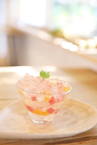 Gelatina di dessert giapponese con frutta su piatto di legno — Foto Stock