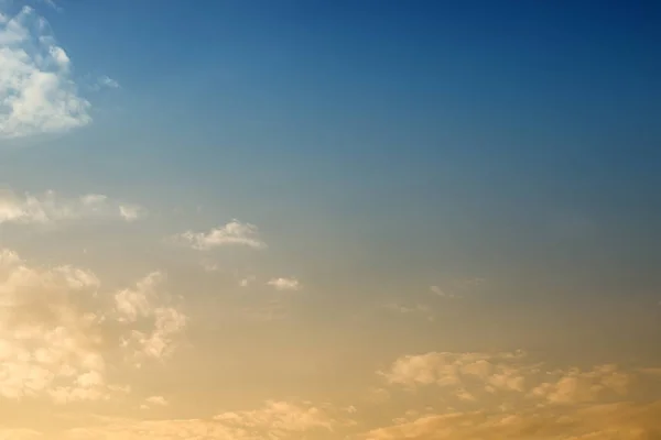 Céu fundo com luz do sol — Fotografia de Stock