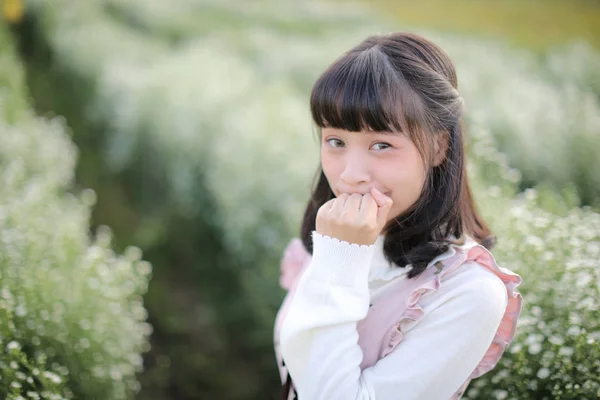 Ritratto ragazza asiatica con piccoli fiori bianchi sfondo — Foto Stock