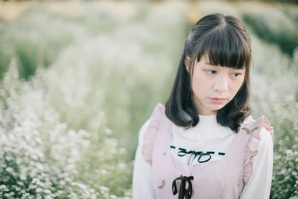 Retrato asiático chica con poco blanco flores fondo —  Fotos de Stock
