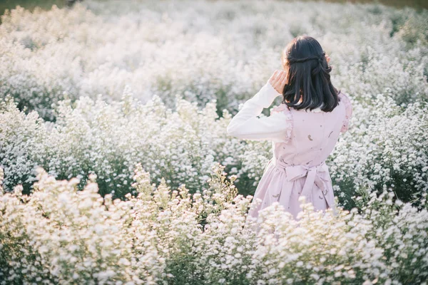 亚洲女孩的肖像，背景为小白花 — 图库照片