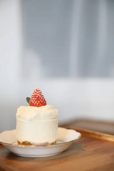 Strawberry cream cake on wooden tray — Stock Photo, Image