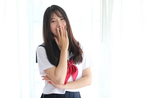 Retrato japonés escuela chica en blanco tono cama habitación —  Fotos de Stock