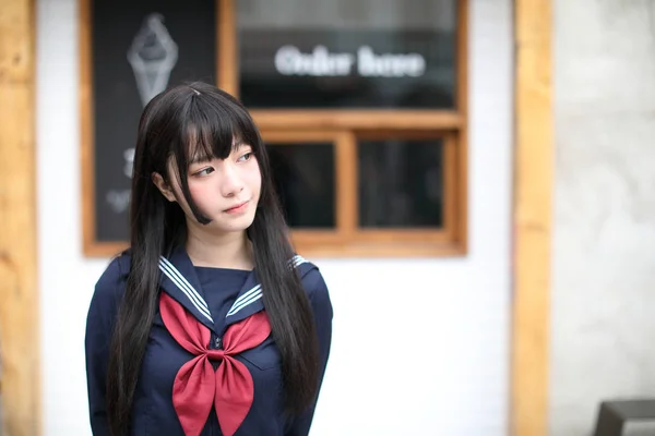 Портрет японской школьницы в центре города магазин мороженого — стоковое фото