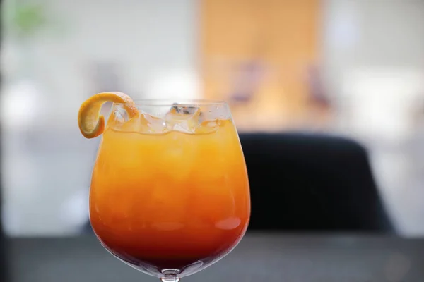 Soluppgång Cocktail apelsinanasjuice i restaurang — Stockfoto