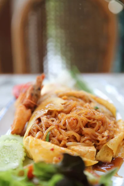 Tajskie jedzenie pad tajski smażony makaron z krewetkami, tajskie lokalne jedzenie — Zdjęcie stockowe