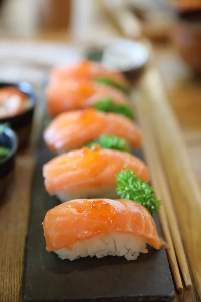 Salmón Sushi con ensalada de sopa japonesa comida local. — Foto de Stock