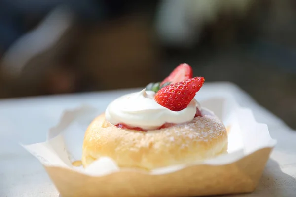 Postre dulce del pastel de fresa sobre fondo de madera —  Fotos de Stock