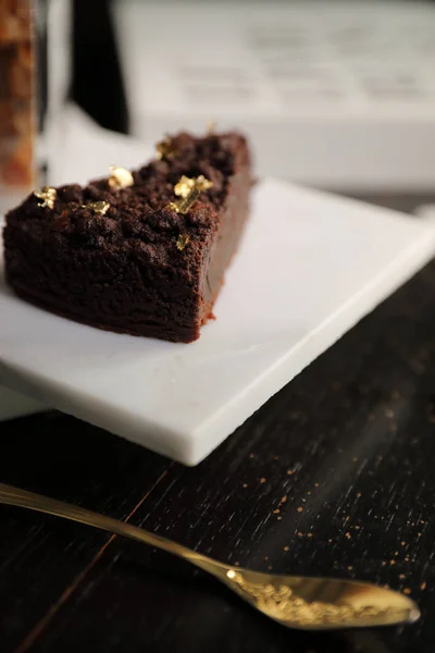 Chocolate cake on wood background — Stock Photo, Image