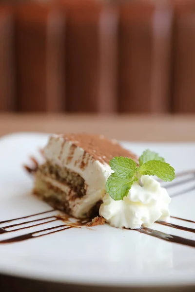 Tiramisu torta édes desszert közelről — Stock Fotó