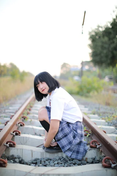 Menina da escola asiática andando na cidade urbana — Fotografia de Stock