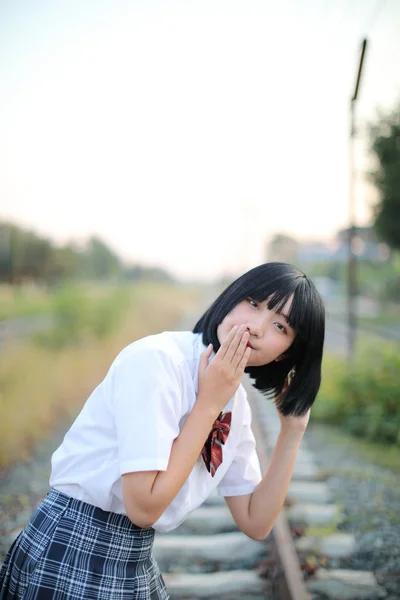 Азійська школярка, що ходить по місту — стокове фото