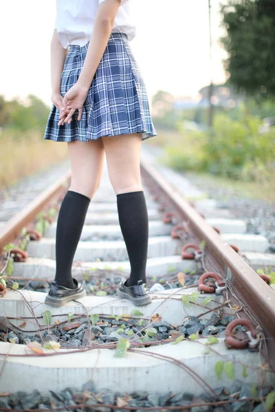 Asiatico scuola ragazza a piedi in urbano città — Foto Stock