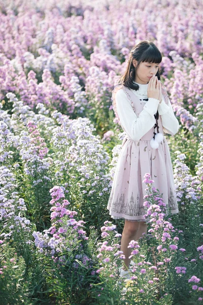 Πορτρέτο ασιατικό κορίτσι με μωβ λουλούδια φόντο — Φωτογραφία Αρχείου