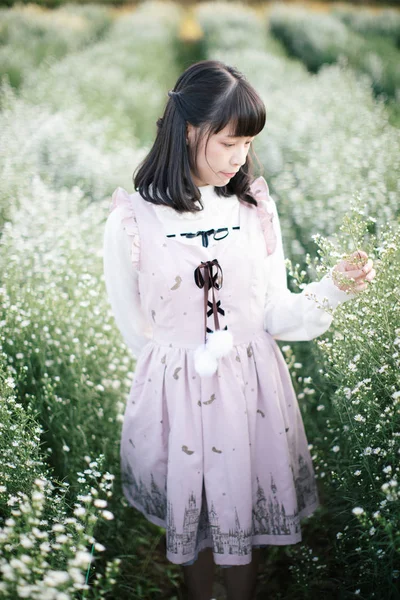 Πορτρέτο ασιατικό κορίτσι με μικρά λευκά λουλούδια φόντο — Φωτογραφία Αρχείου