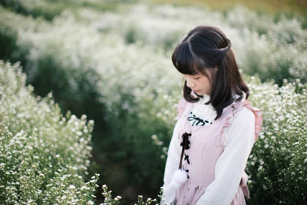 Πορτρέτο ασιατικό κορίτσι με μικρά λευκά λουλούδια φόντο — Φωτογραφία Αρχείου