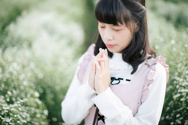 Retrato menina asiática com pouco fundo flores brancas — Fotografia de Stock