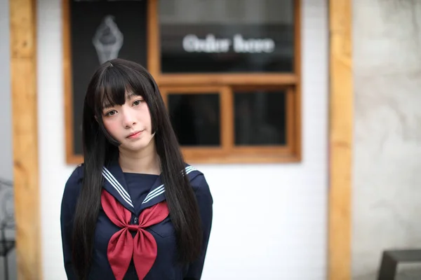 Retrato japonês escola menina no centro de sorvete — Fotografia de Stock