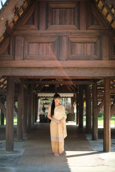 전통적 인 타이 복장을 하고 신전 이 있는 타이 여자의 모습 — 스톡 사진