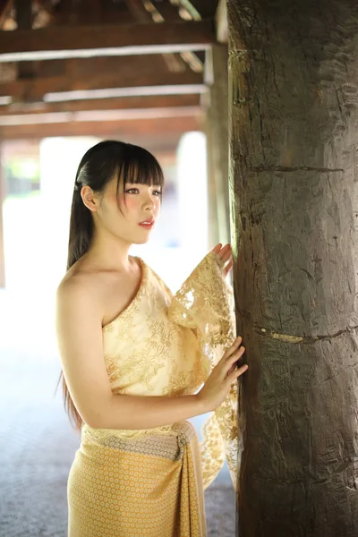 Retrato da mulher tailandesa com vestido tailandês tradicional com templo — Fotografia de Stock