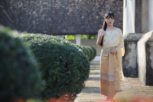 Ritratto di donna tailandese con abito tradizionale thailandese camminare con — Foto Stock