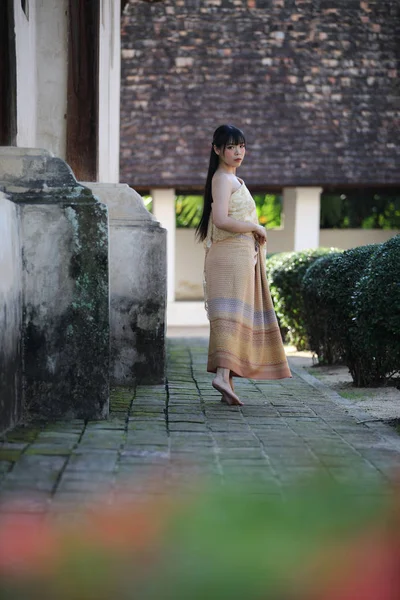 Retrato de la mujer tailandesa con vestimenta tradicional tailandesa caminando. —  Fotos de Stock