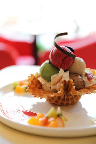 Crème glacée sur gaufre et garniture de fruits — Photo