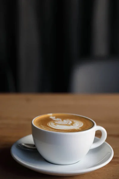 Cappuccino oder Latte-Art-Kaffee aus Milch auf dem Holztisch — Stockfoto