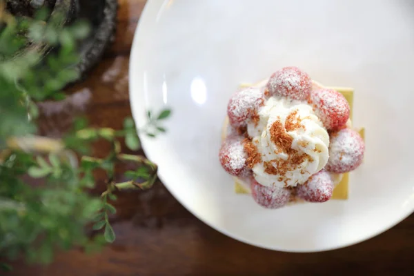 Bolo de morango doce sobremesa em fundo de madeira — Fotografia de Stock