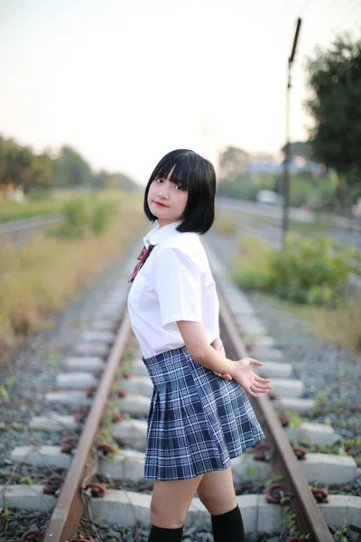 Asiatique école fille marche dans urbain ville — Photo