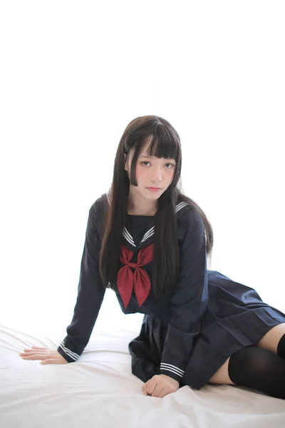 ポートレート日本語学校の女の子でホワイトトーンベッドルーム — ストック写真