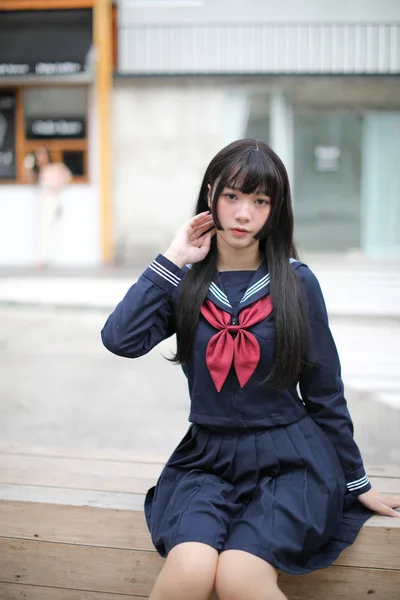 Portré japán iskolás lány a belvárosi fagyizóban — Stock Fotó