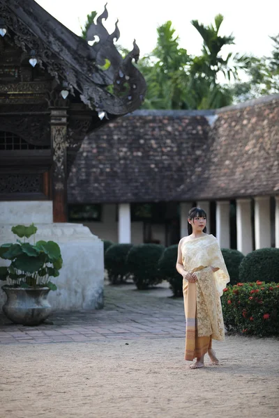 Retrato de la mujer tailandesa con vestimenta tradicional tailandesa caminando. —  Fotos de Stock