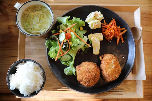 Croquette de boeuf avec riz et salade de style japonais Korokke sur laine — Photo