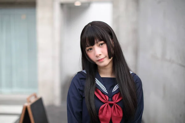 Retrato japonês escola menina no centro de sorvete — Fotografia de Stock