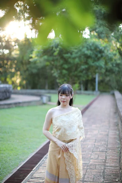 Retrato de la mujer tailandesa con traje tradicional tailandés con templo — Foto de Stock