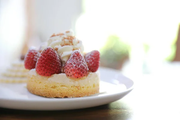 Полуничний торт солодкий десерт на фоні дерева — стокове фото