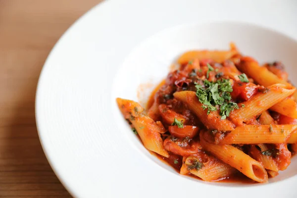 Penne arrabiata pasta salsa de tomate con especias italianas en w. —  Fotos de Stock