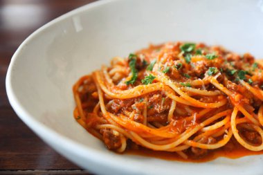 Spagetti Bolognese kıyma ve domates sosu ile süslenmiş 