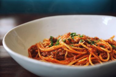 Spagetti Bolognese kıyma ve domates sosu ile süslenmiş 