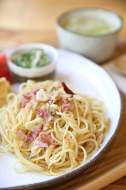 Japon usulü midyeli ve jambonlu spagetti.