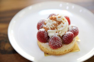 Çilekli pasta ahşap arka planda tatlı tatlı