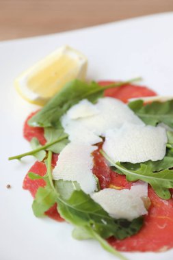 Carpaccio bifteği. Parmesan peynirli soğuk meze. İtalyan yemeği.