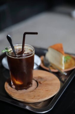 Kahve dükkanında sade buzlu Americano.